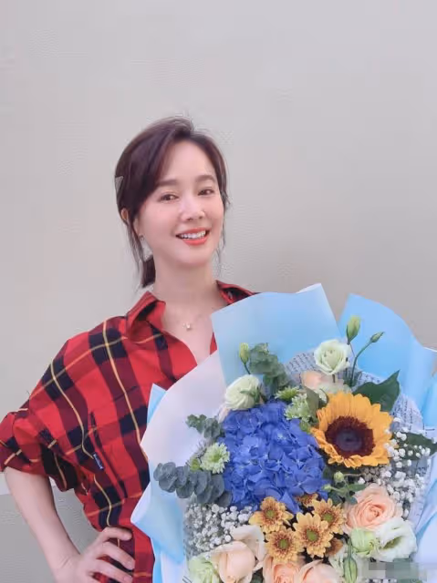 44歲左小青曬近況,暴露私宅樸素內景,11歲女兒被贊繼承媽媽美貌