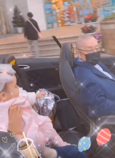 83歲老藝術家陪妻女坐敞篷跑車,1歲女兒大眼呆萌,越來越像老爸