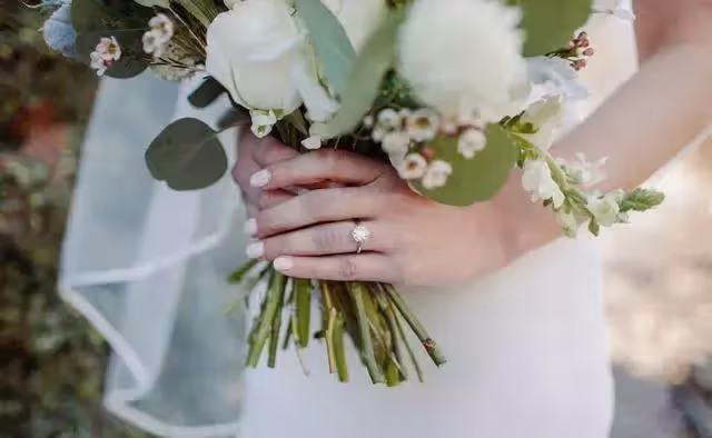 卡交老婆，錢卻偷偷給父母，住院妻子繳費發現餘額不足，妻放棄治療拒出錢：錢給誰你找誰