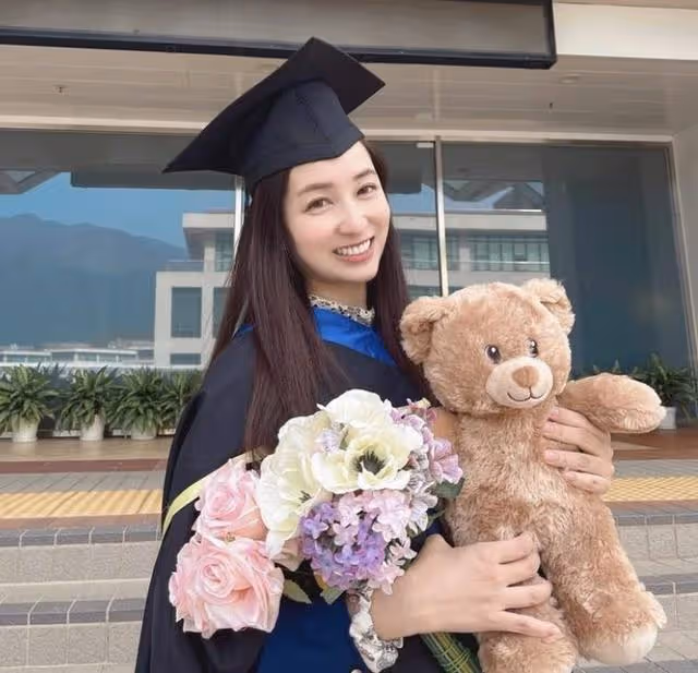 恭喜！TVB著名女星以40歲高齡拿到碩士學位，凍齡模樣獲贊