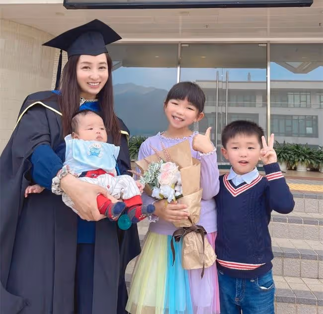 又一位港姐碩士畢業!一邊帶3個娃一邊讀書太上進,幼子才3個月大