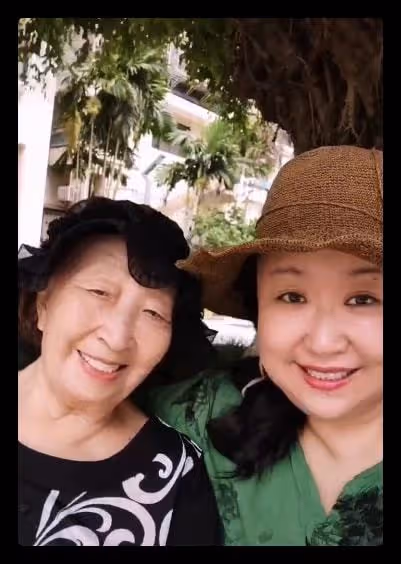 87歲彭玉罕露面,坐陽台逗女兒樂到滿臉笑,身形消瘦精神好狀態佳