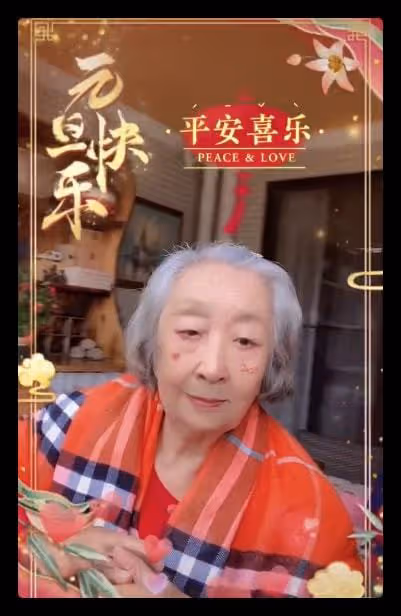 87歲彭玉罕露面,坐陽台逗女兒樂到滿臉笑,身形消瘦精神好狀態佳