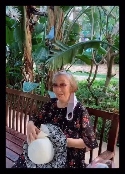 87歲彭玉罕露面,坐陽台逗女兒樂到滿臉笑,身形消瘦精神好狀態佳