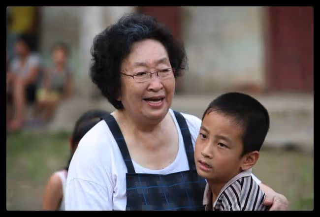 87歲彭玉罕露面,坐陽台逗女兒樂到滿臉笑,身形消瘦精神好狀態佳