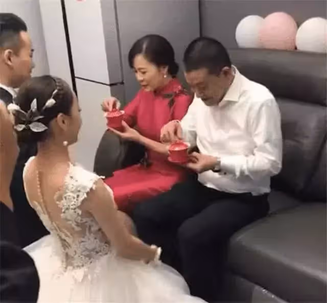 岳母比媳婦還美?婚禮上 丈母娘風韻十足艷壓新娘,網友:新郎壓力好大