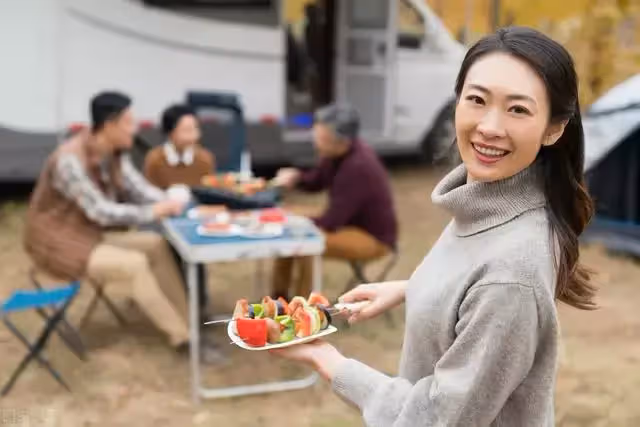 「兒媳,我的家規是兒媳不能上桌吃飯」「那你回你家,這是我家」