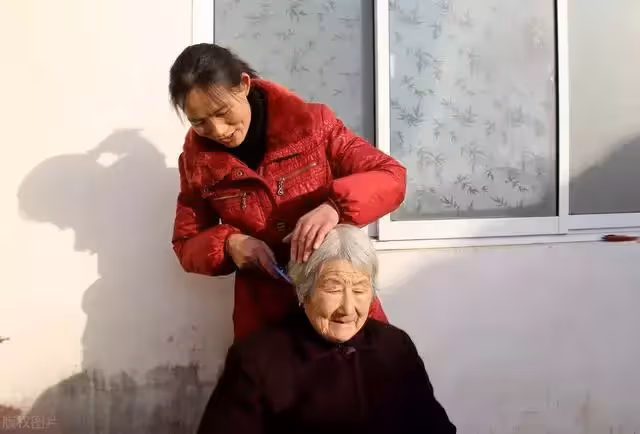 「兒媳,我的家規是兒媳不能上桌吃飯」「那你回你家,這是我家」