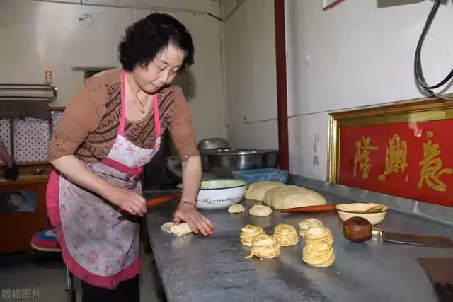 「兒媳,我的家規是兒媳不能上桌吃飯」「那你回你家,這是我家」