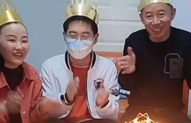 孫海洋為孫卓慶祝生日,卓卓喜提新稱呼,孫爸稱一次吃掉多年蛋糕