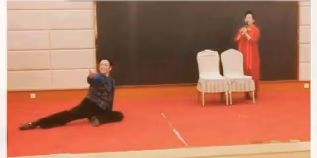 陳數為老父親慶生!82歲陳宗善秀劈叉不吃力,與妻子同框太甜蜜