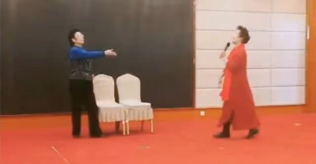 陳數為老父親慶生!82歲陳宗善秀劈叉不吃力,與妻子同框太甜蜜
