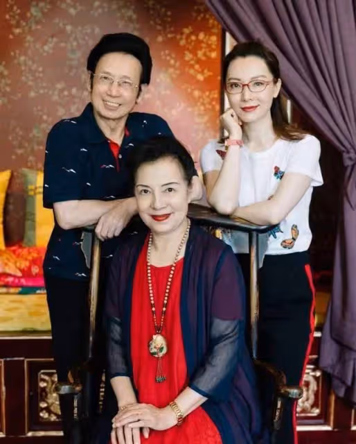 陳數為老父親慶生!82歲陳宗善秀劈叉不吃力,與妻子同框太甜蜜