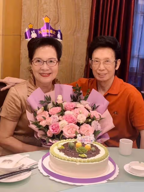 陳數為老父親慶生!82歲陳宗善秀劈叉不吃力,與妻子同框太甜蜜