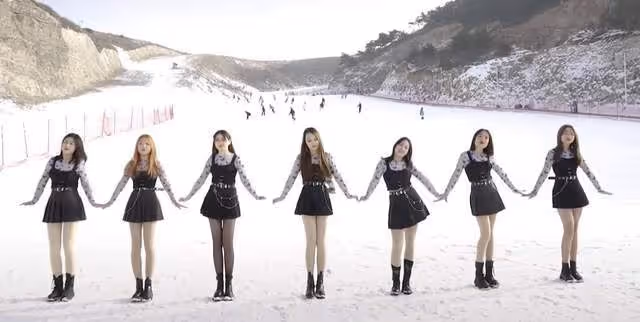7位網紅滑雪場穿短裙熱舞,公然擋道兩人被撞翻,自導自演引爭議