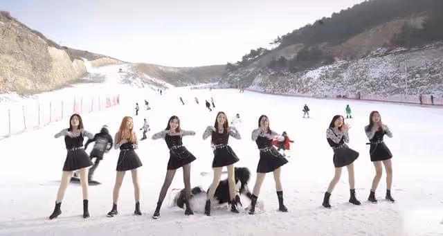 7位網紅滑雪場穿短裙熱舞,公然擋道兩人被撞翻,自導自演引爭議