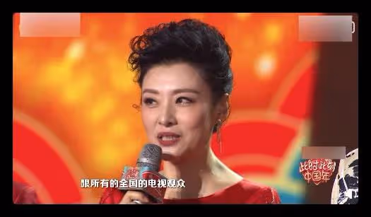 53歲周濤再主持山東春晚,坐c位氣質佳,和90後女主持同框似同齡