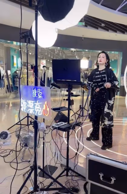 首屆超女十強歌手擺攤直播,商場嗨唱太吵鬧,被曝遭投訴後換場地