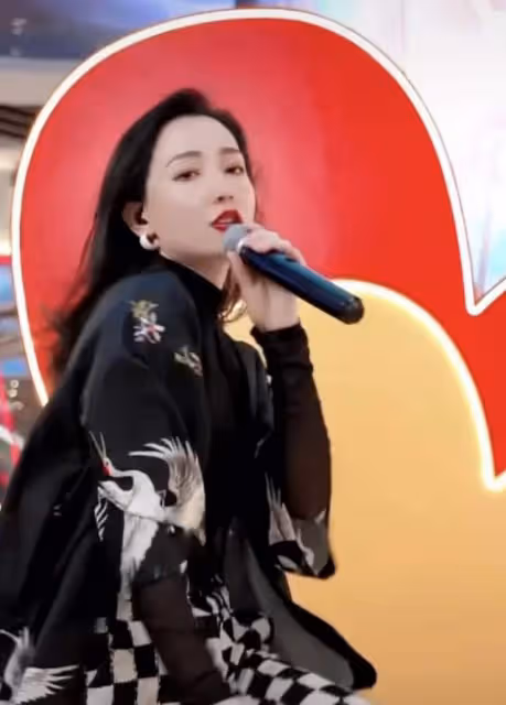 首屆超女十強歌手擺攤直播,商場嗨唱太吵鬧,被曝遭投訴後換場地