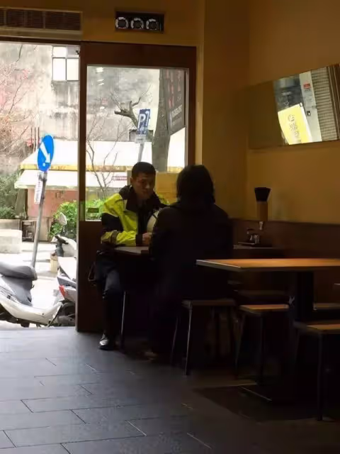 「愛心可以傳遞」年輕員警進飯館喊話「等下有人來吃飯,錢算我的」,老闆下秒見「客人進店」直接免單