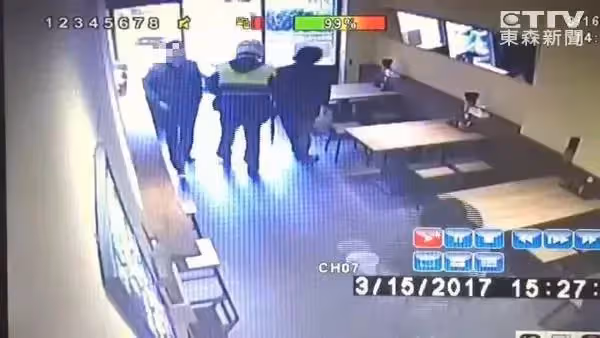 「愛心可以傳遞」年輕員警進飯館喊話「等下有人來吃飯,錢算我的」,老闆下秒見「客人進店」直接免單