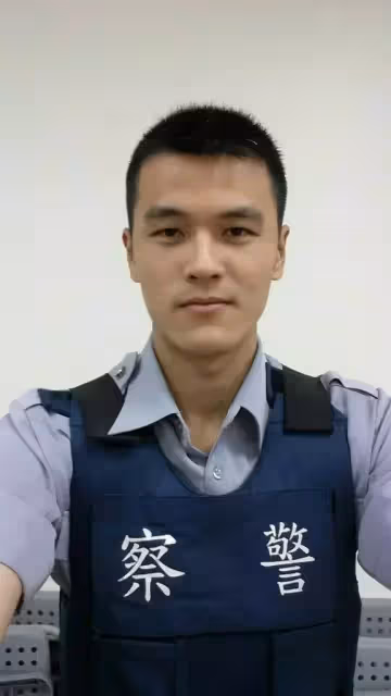 「愛心可以傳遞」年輕員警進飯館喊話「等下有人來吃飯,錢算我的」,老闆下秒見「客人進店」直接免單