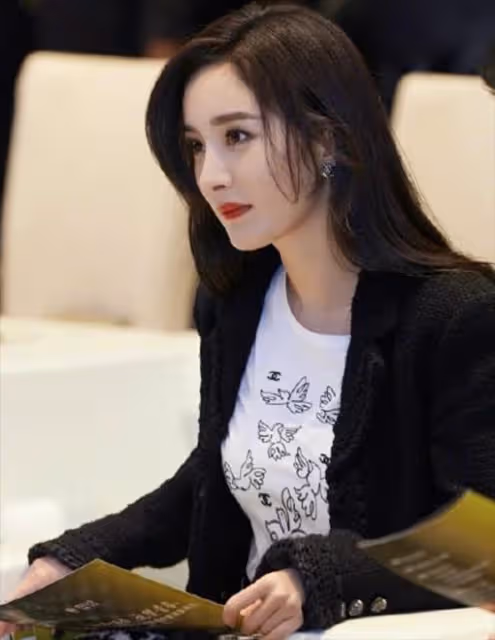 楊冪宋茜十年前後同框照，相似的站位和場景，兩束光照亮的十年