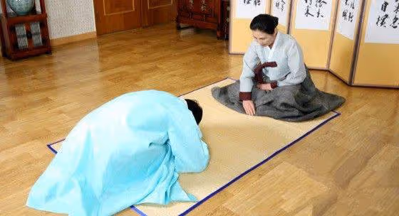 韓國女團跪拜粉絲! 00後中國女愛豆拒絕下跪遭五千萬人網暴, 無奈回國發展……