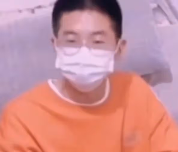 孫卓喜提18歲生日,孫海洋小心翼翼的一個動作,太心酸