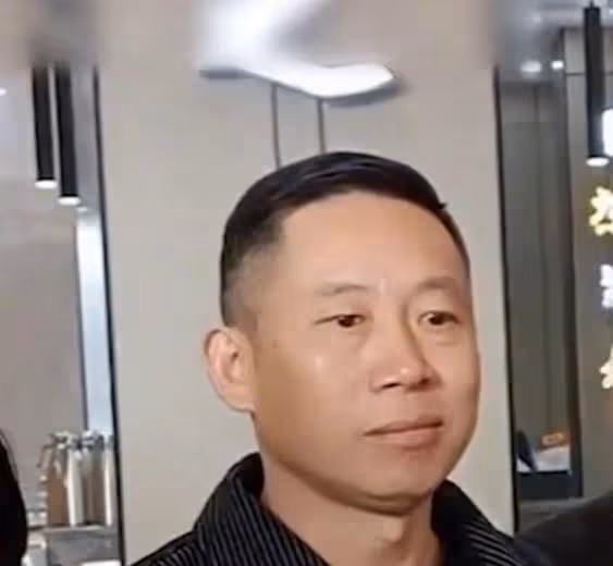 孫卓喜提18歲生日,孫海洋小心翼翼的一個動作,太心酸