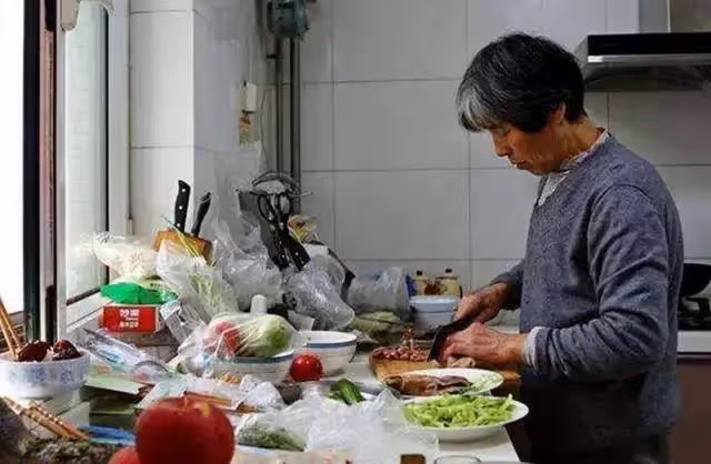 老伴走後,她投奔兒子「卻被要求照顧孫子」換生活開銷 「捆綁式養老」無奈可又沒有退路