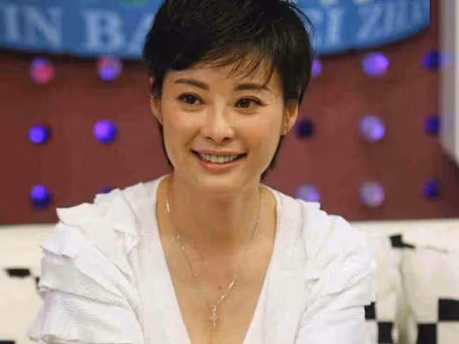 48歲袁立與三婚老公同框，素顏發福變化大，男方鬍子拉碴暖心陪伴