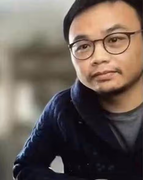 48歲袁立與三婚老公同框，素顏發福變化大，男方鬍子拉碴暖心陪伴
