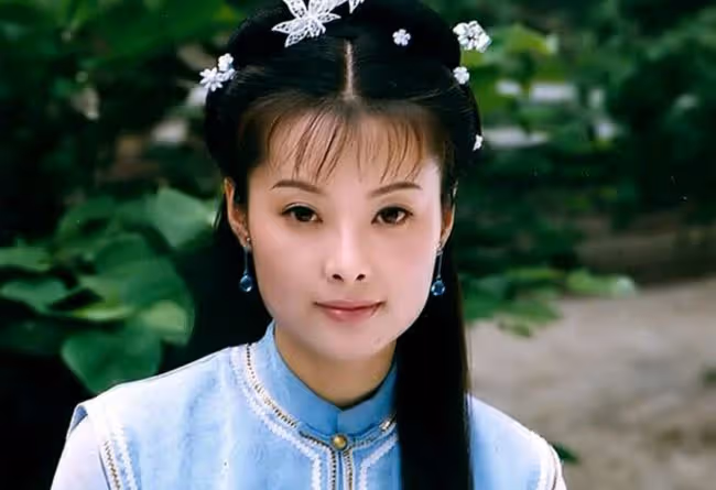 48歲袁立與三婚老公同框，素顏發福變化大，男方鬍子拉碴暖心陪伴