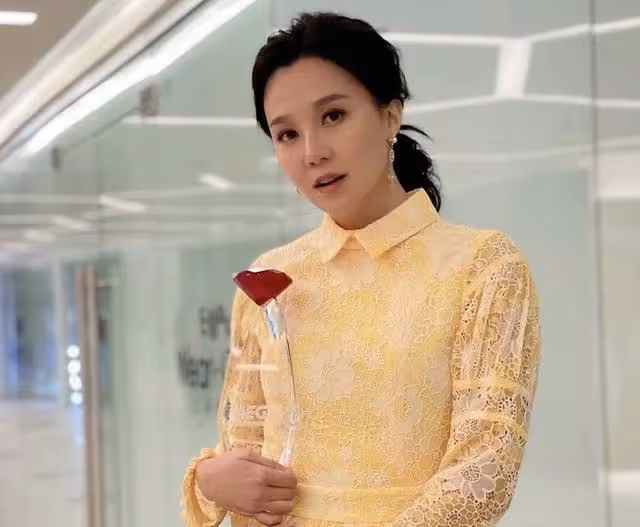 41歲香港著名女星為轉運宣布改名,至今仍是單身,身邊不缺追求者