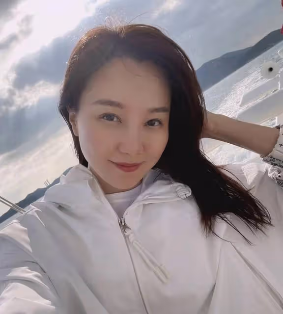 41歲香港著名女星為轉運宣布改名,至今仍是單身,身邊不缺追求者