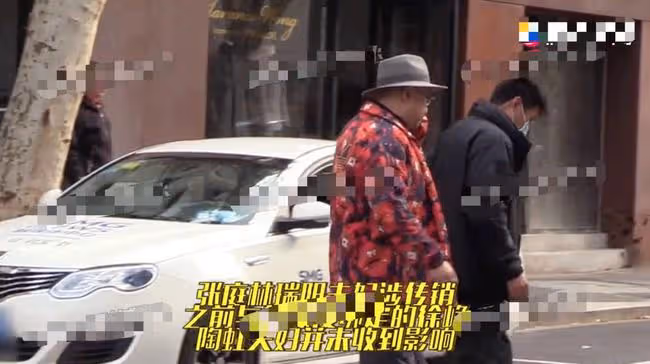 徐崢夫婦不受張庭風波影響!男方聚餐愜意抽菸,陶虹按摩消解壓力