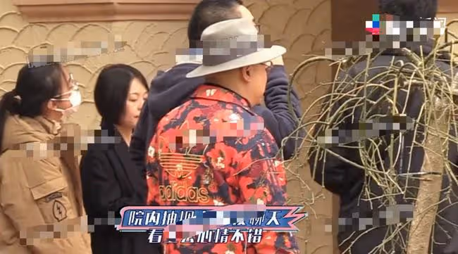 徐崢夫婦不受張庭風波影響!男方聚餐愜意抽菸,陶虹按摩消解壓力