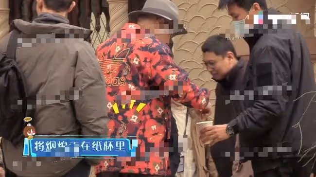 徐崢夫婦不受張庭風波影響!男方聚餐愜意抽菸,陶虹按摩消解壓力