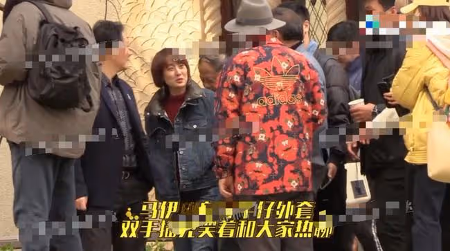 徐崢夫婦不受張庭風波影響!男方聚餐愜意抽菸,陶虹按摩消解壓力