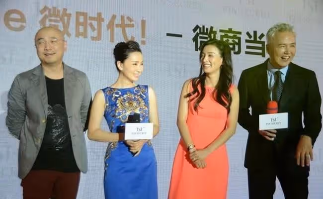 徐崢夫婦不受張庭風波影響!男方聚餐愜意抽菸,陶虹按摩消解壓力