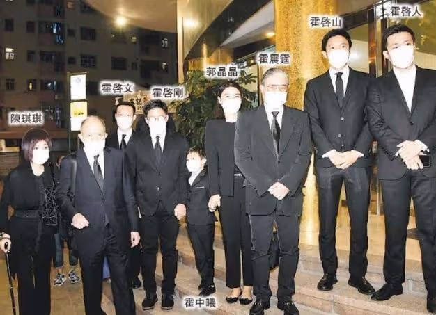 霍家70億爭產案開庭!霍震寰聘名律師神情輕鬆,郭晶晶公公未露面