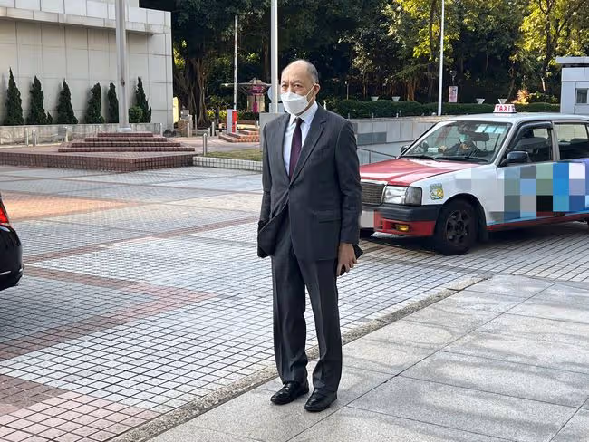 霍家70億爭產案開庭!霍震寰聘名律師神情輕鬆,郭晶晶公公未露面