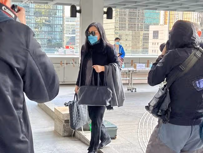 霍家70億爭產案開庭!霍震寰聘名律師神情輕鬆,郭晶晶公公未露面