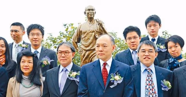 霍家70億爭產案開庭!霍震寰聘名律師神情輕鬆,郭晶晶公公未露面