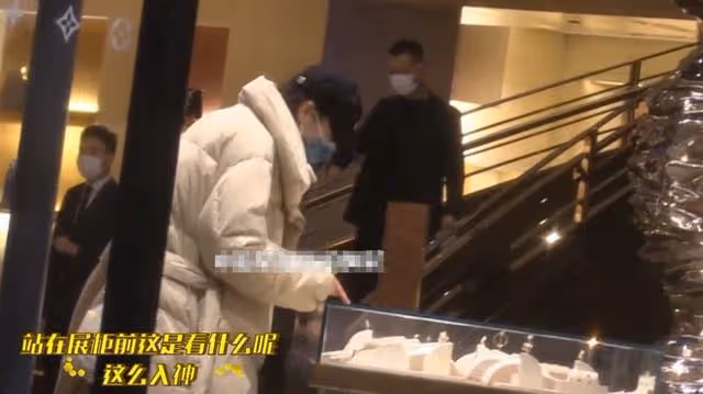 迪麗熱巴不修邊幅逛商場,手裡提滿奢侈品,邊走邊掏耳朵不顧形象