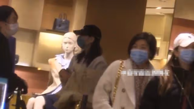 迪麗熱巴不修邊幅逛商場,手裡提滿奢侈品,邊走邊掏耳朵不顧形象