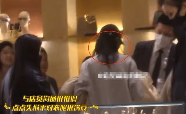 迪麗熱巴不修邊幅逛商場,手裡提滿奢侈品,邊走邊掏耳朵不顧形象