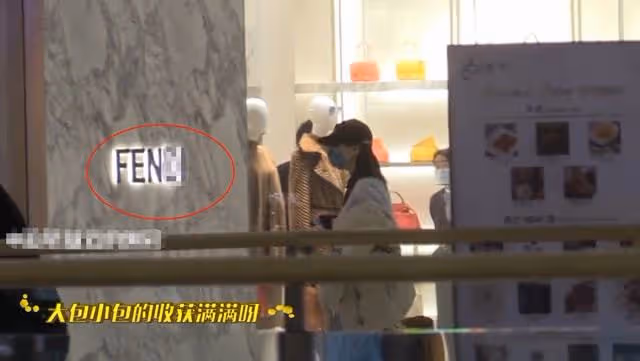 迪麗熱巴不修邊幅逛商場,手裡提滿奢侈品,邊走邊掏耳朵不顧形象