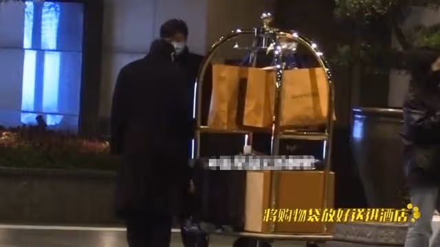 迪麗熱巴不修邊幅逛商場,手裡提滿奢侈品,邊走邊掏耳朵不顧形象